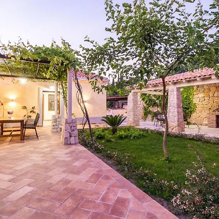 Beautiful In With Jacuzzi Holiday home