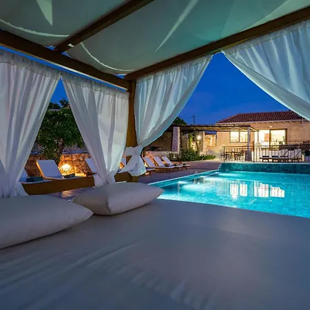 Holiday home Beautiful In With Jacuzzi