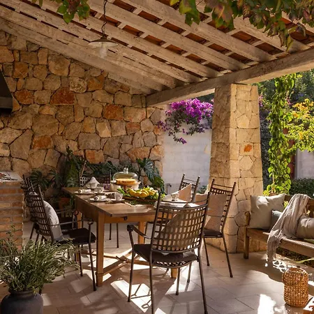Beautiful In With Jacuzzi Holiday home