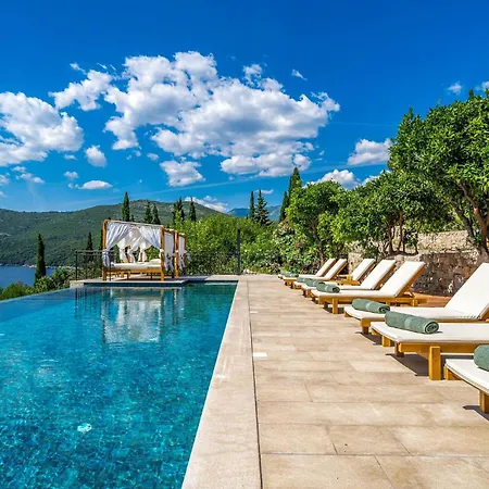 Beautiful In With Jacuzzi Holiday home